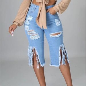 Women’s Ripped Fringe Capri Jeans, size XL (12-14) color light wash